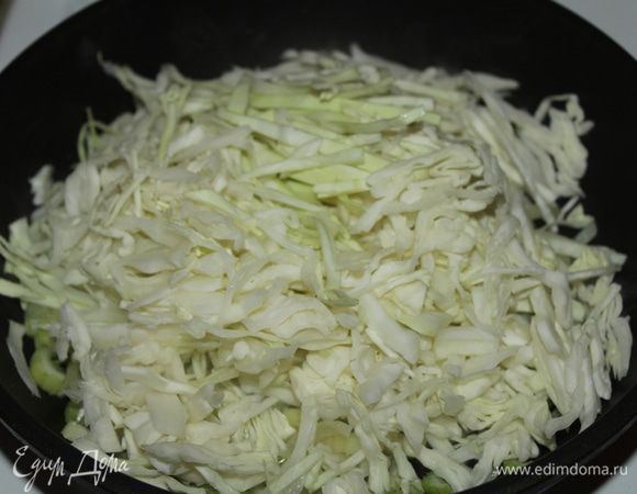 Добавить капусту, закрыть крышкой и тушить 20-25 минут. Капусту посолить, поперчить по вкусу. (Учтите, что еще будет сыр, не пересолите).