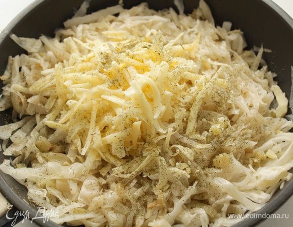 Добавить нарезанный укроп (у меня сухой), натертый сыр. 