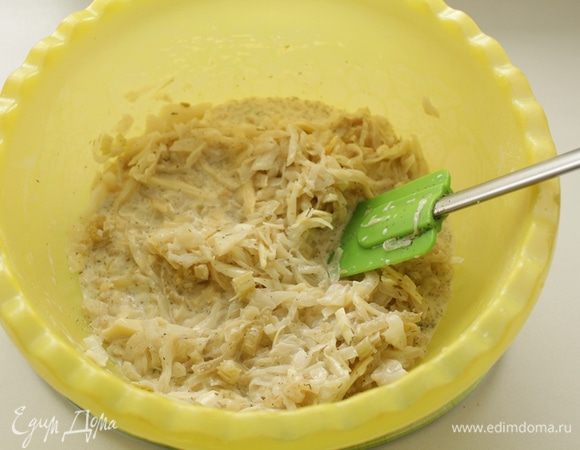 Взбить яйца со сливками, перемешать, добавить к капусте. Посолить, поперчить, перемешать.