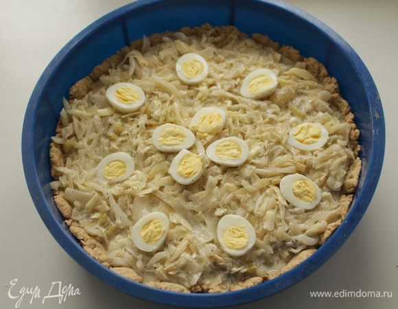Начинку  распределить по коржу в форме. Сверху разложить отварные яйца, нарезанные на части.
Выпекать пирог в духовке при 180-200 гр. 30 минут.