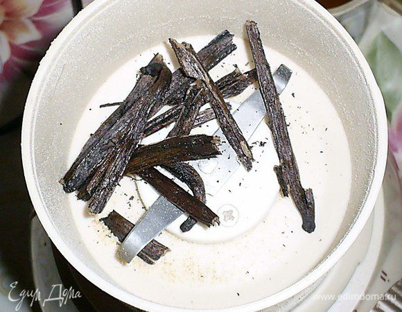 Теперь сухие стручки сложим в кофемолку и измельчим до порошкообразного состояния. Там, где в рецепте указаны стручки ванили, — это заранее подготовленный порошок из высушенных стручков. Порошок сложить в маленькую сухую емкость, накрыть пищевой пленкой и оставить.
