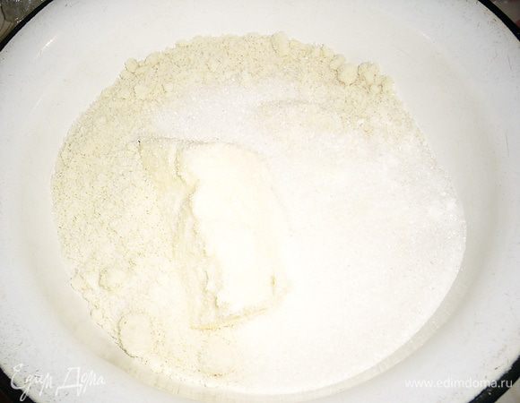 Приготовим крамбл. Мне лично было совсем непривычно делать такую крохотную порцию теста. Все ингредиенты для крамбла (масло должно быть комнатной температуры) помещаем в небольшую мисочку.