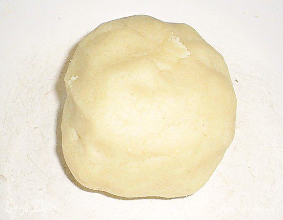 Быстро замешиваем крохотный комочек теста.