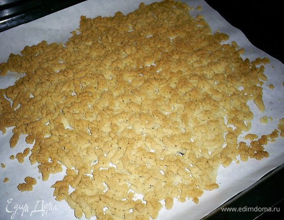 Выпекаем в духовке при температуре 180°C примерно 10 минут или до легкого зарумянивания. Остудить и переложить в пищевой контейнер с плотной крышкой. 