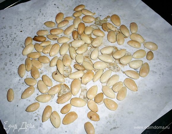 Теперь займемся миндалем. Все 150 г миндаля залить кипятком, через 5 минут воду слить. Миндаль очистить от кожицы. Сушить на противне с бумагой при 150°C до легкого кремового цвета. 50 г очищенного миндаля пойдет в мидальную пасту, 50 г — в пралине и 20 г — в кранч. Если что-то останется, можно просто сьесть в награду за труды. Так что там, где в рецепте указан миндаль, — это из того количества, которое мы сейчас подготовим.