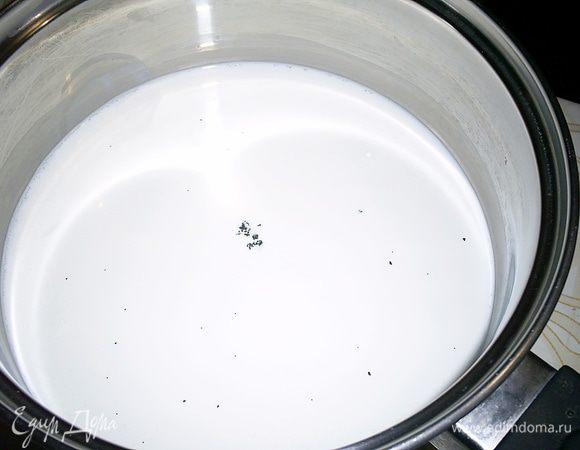 Параллельно растиранию желтков доводим до кипения сливки с семенами ванили и ванилином.