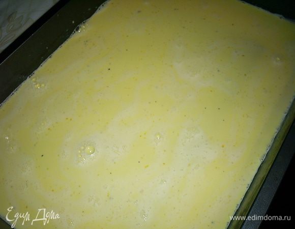 В желтки с сахаром тонкой струйкой вливаем кипящие сливки и постоянно помешиваем. Переливаем полученную массу в противень 25 на 30.