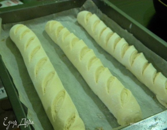 Подогреваем молоко, кладем дрожжи, перемешиваем хорошо, потом кладем сахар, перемешиваем, и в конце соль.
Начинаем добавлять муку. Замешиваем мин. 10. Не ждём, сразу раскатываем небольшой кусок как на пиццу, а потом сворачиваем (как рулет). Кончики красиво прижать (подогнуть), кладем на противень на час.