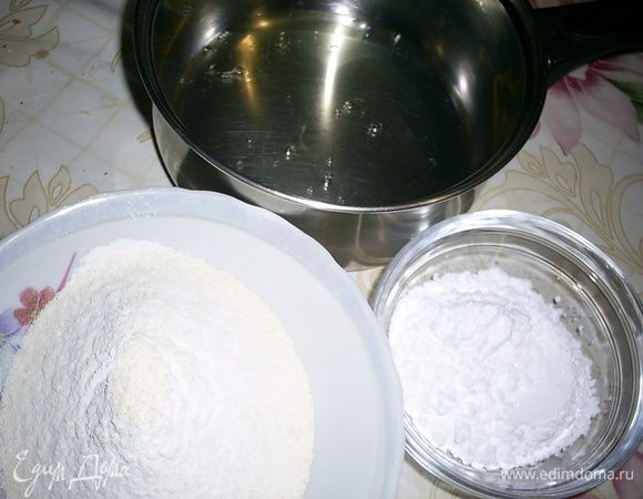 Теперь принимаемся за бисквиты. И первым будет «Ванильный макарон». Подготовим, отмерим и взвесим все нужные ингредиенты. Обратите внимание, что 50 г сахарной пудры нам понадобиться для взбивания белков. А оставшиеся 50 г нужно смешать с мукой и миндальной мукой и просеять.