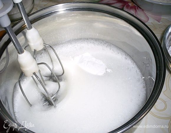Охлажденные белки взбиваем, добавляя по чайной ложке сахарную пудру.