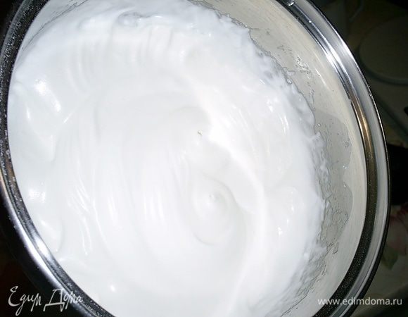 Взбиваем до устойчивых пиков.