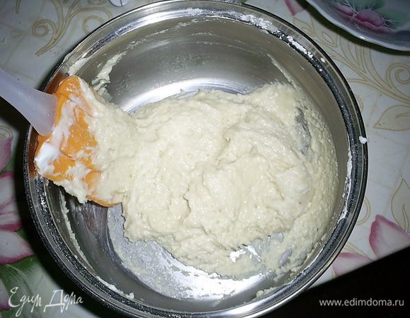 Теперь высыпаем сухую смесь на взбитые белки и аккуратно вымешиваем лопаткой. Тесто получается очень густое и вязкое.
