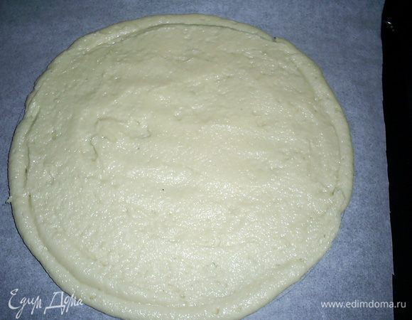 На пергаменте рисуем круг диаметром 20 см и аккуратно лопаткой распределяем по нему тесто.