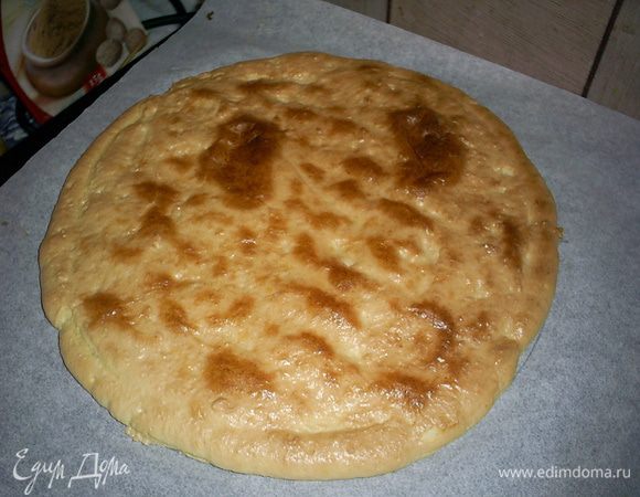 Выпекаем в разогретой до 160°C духовке примерно 10 минут или до насыщенного золотистого цвета. Даем остыть. Если собирать торт будете на следующий день, заверните бисквит в пищевую пленку.