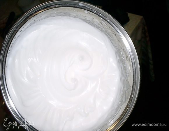 На очереди «Ванильный дакуаз». Тут все еще проще. Готовим и взвешиваем нужные продукты. 40 г сахарной пудры нужно смешать с миндальной мукой и просеять. Оставшиеся 40 г будем взбивать с белками, как и для предыдущего бисквита. Взбиваем белки до жестких устойчивых пиков.