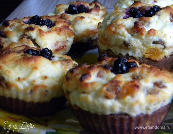 В формочки кладем 1-2 ст.л. бисквитного теста и выпекаем 15 мин. не до готовности. Достаем и кладем творожную массу сверху, и опять в духовку ещё на 15-20 мин, до готовности. В серединку я положила вишни, если у вас есть что-то другое кладите на своё усмотрение. Приятного аппетита! 