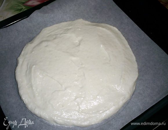 Равномерно распределяем его на пергаменте по кругу диаметром 20 см. При выпечке бисквит сначала поднимется, затем вернется к первоначальному объему. Это нормально!