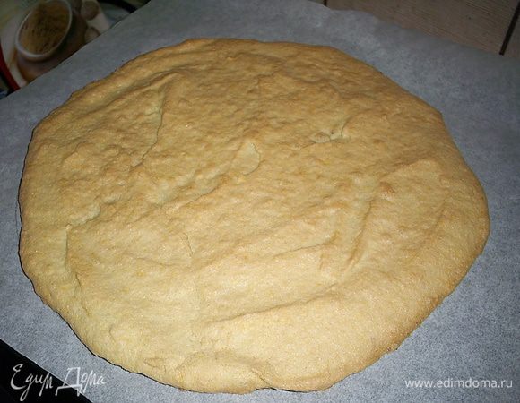 Выпекаем в разогретой до 180°C духовке примерно 10–15 минут или до насыщенного золотистого цвета. Этот бисквит очень хрупкий! С ним надо обращаться осторожно! Даем остыть. Если собирать торт будете на следующий день, заверните бисквит в пищевую пленку.