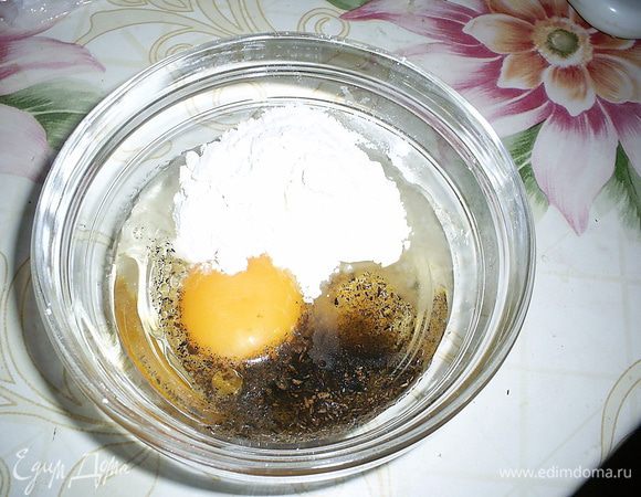 Нам осталось приготовить последний бисквит - шифоновый. Смешиваем желток, муку, порошок молотой ванили, воду, растительное масло, сахар.