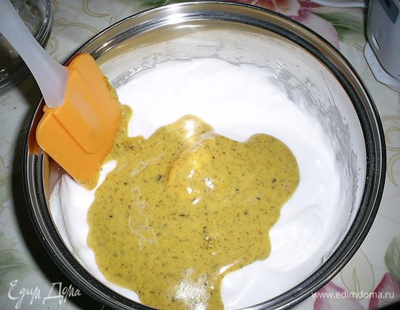 На белки выливаем желтковую массу.
