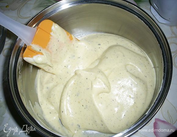 Перемешиваем лопаткой движениями сверху вниз и от центра к краю. Тесто очень воздушное и довольно жидкое.