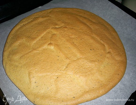 Выпекаем в разогретой до 180°C духовке примерно 10–15 минут или до насыщенного золотистого цвета. Бисквит очень нежный. Когда вы будете его перекладывать, то даже услышите, как в нем лопаются пузырьки воздуха. Остудить и при необходимости завернуть в пищевую пленку.