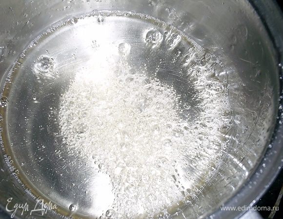 Самое сложное у нас позади! Теперь очередь миндального пралине. Сначала сварим карамель. Для этого идеально подойдет маленький ковшик объемом 0,5 литра. Сахар, воду и лимонный сок доводим в нем до кипения. Вот так выглядит сироп вначале.