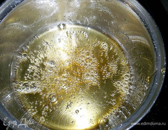 Увариваем карамель до температуры 160°C. Карамель станет насыщенного золотистого цвета. Пузырьки лопаются медленно и их становится гораздо меньше на поверхности.