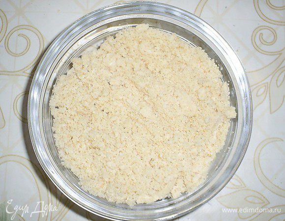 Дать карамели полностью застыть, поломать на мелкие кусочки и смолоть в кофемолке.