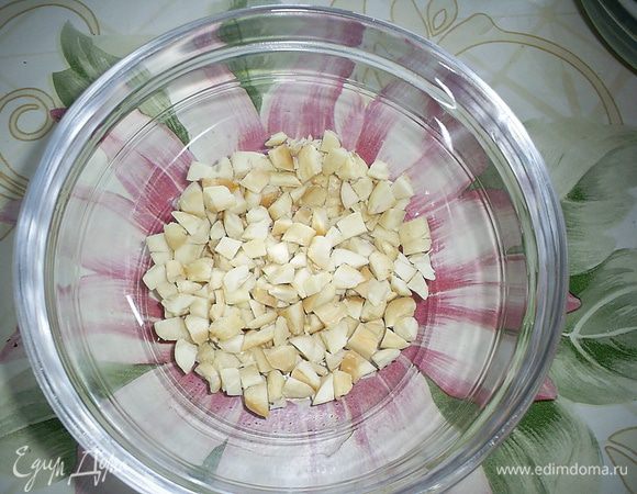 Миндаль для кранча (20 г) крупно нарубить.