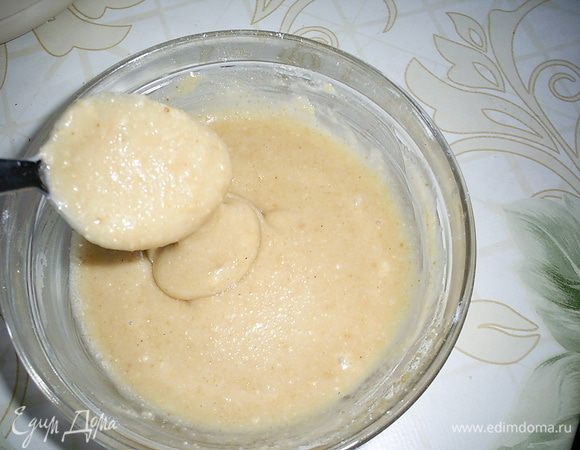 Из теплой воды и сахара приготовить сироп. Постепенно влить в миндальную муку с пудрой и тщательно размешать до однородности. Получаем гладкую пасту.