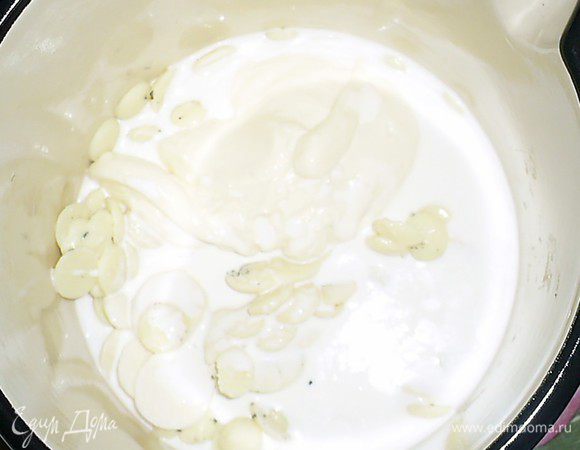 Теперь помещаем в эту же емкость сливки и масло комнатной температуры, добавляем щепотку ванилина, можно добавить на кончике ножа семян ванили.