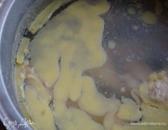 Приготовить бульон из одного набора домашних  куриных потрошков (первый бульон слить). Я приготовила заранее бульон, он даже застыл в холодец.