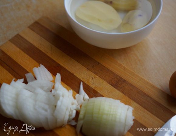 Измельчить головку лука.