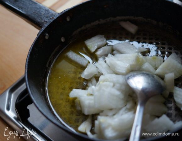 Обжарить его  на курином жиру, который сняла с бульона, чтобы суп был не такой жирный. 