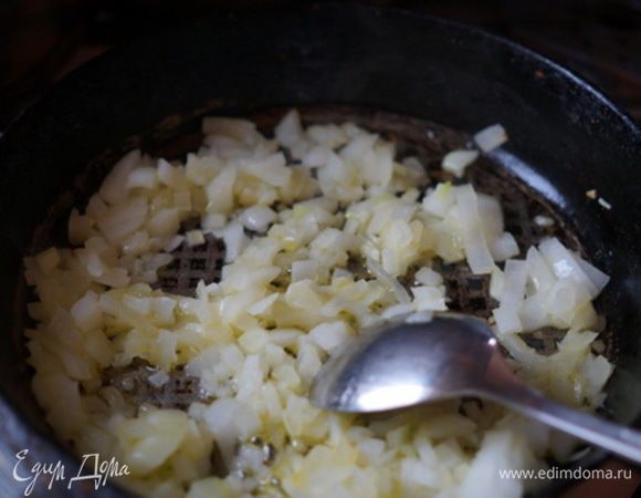 Обжариваем до золотистого цвета. 