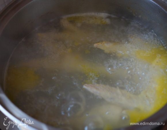 Бульон,  тем временем, закипел. 