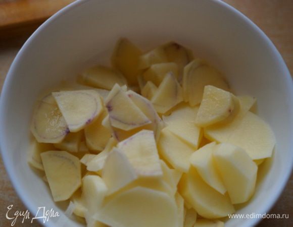 Закладываем измельченный картофель в бульон, варим. 