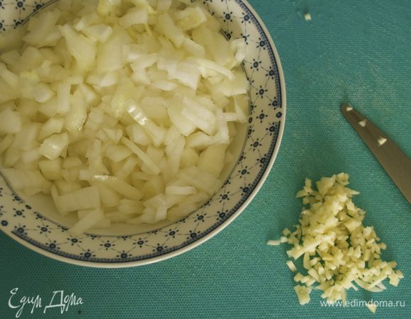 Лук мелко нарезать, чеснок измельчить.