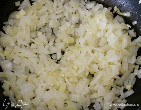 Разогреть оставшееся масло в большой сковороде и обжарить лук и чеснок.