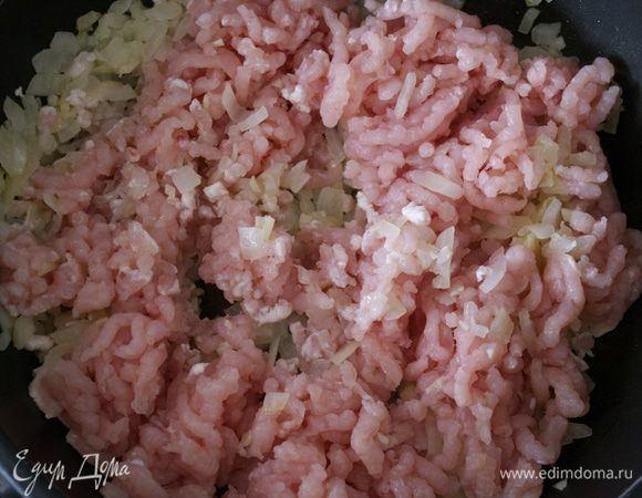 Добавить фарш из индейки и готовить, помешивая, минут 10, пока мясо не изменит свой цвет.