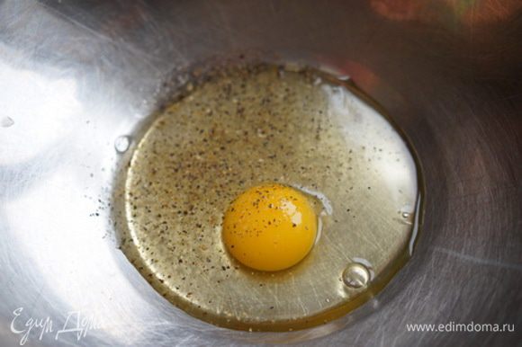 Тем временем готовим затирку (в самом этом слове есть ответ, что это и как делается). В большую миску закладываем яйцо, соль и перец...