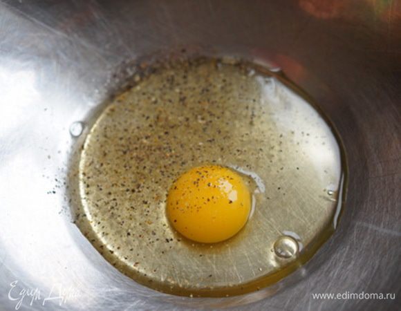 Тем временем готовим затирку (в самом этом слове есть ответ, что это и как делается). В большую миску закладываем яйцо, соль и перец...