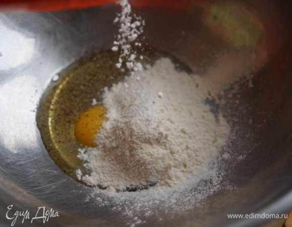 ... и начинаем добавлять муку небольшими порциями, все время мешая эту массу. Муки нужно брать столько, чтобы получилась мелкая крупа.