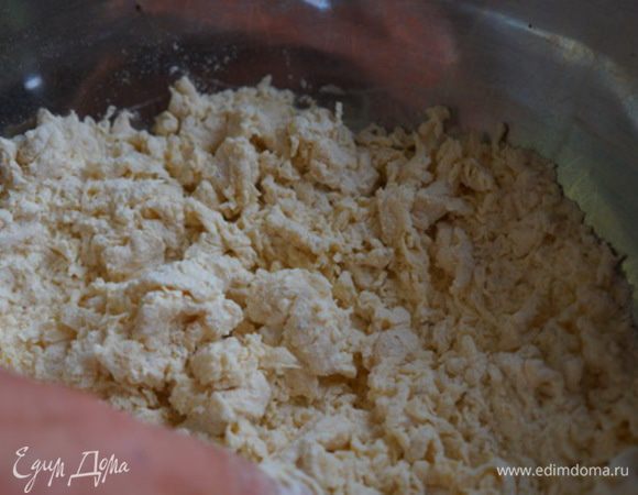 Добавляем снова муки, продолжая мешать эту массу. 
