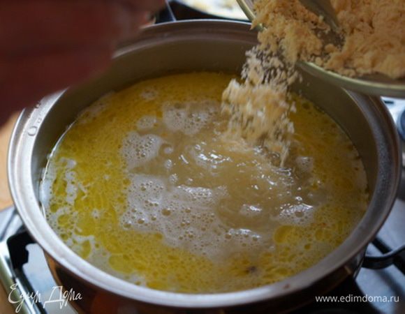 Засыпаем эту массу в бульон с готовым картофелем.