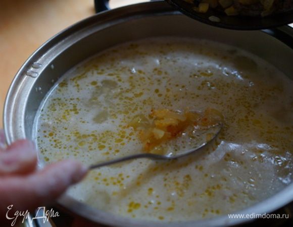 Выкладываем обжаренный лук, даем супу закипеть.