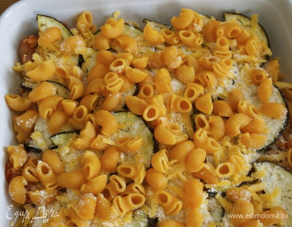 Сверху выложить треть макарон... 