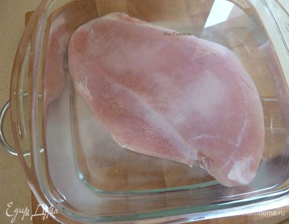 Грудку положить в удобную и глубокую емкость. Залить водой (примерно 4-5 стаканов ), рассчитать по 1 чайной ложке соли и сахара на стакан воды, слегка перемешать и поставить в холодильник на ночь, лучше сутки. 