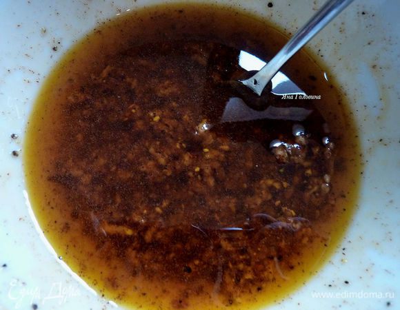 В миске перемешать оливковое масло, паприку, черный перец, выдавленный чеснок и мёд.
